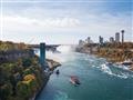 Kanadské mesto Niagara Falls, ležiace na brehu rieky Niagara, priamo pri Niagarských vodopádoch. fot