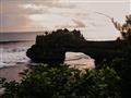 Pura Batu Bolong na Bali, je jeden z chrámov v oblasti Tanah Lot vybudovaný na skale v mori.
foto?: 