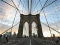 Prejdite sa po Brooklynskom moste, ktorý spája Manhattan a Brooklyn
