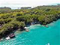 Panoramatický pohľad na tropický ostrov Isla San Pedro de Majagua obklopený tyrkysovými vodami mora.