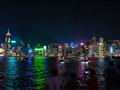 Panoráma mrakodrapov v Hong Kongu je v noci možno ešte krajšia ako počas dňa. foto: Adam Záhorský - 