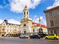Potom preletíme do Punta Arenas - pomerne veterné mesto. Ak si všimnete laná zavesené okolo budov, s