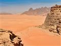 Púšť má tu vo Wadi Rum nádherné farby a my sa niekoľko krát zastavíme, aby sme si vychutnali výhľady