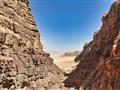 Wadi Rum to sú skaly, piesok aj krásne výhľady. Krajina nemá konca kraja, stráca sa na horizonte a v