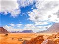 Wadi Rum prekypuje farbami a vy máte pocit, že je iná každú hodinu ktorú na nej strávite. foto: Tomá