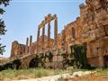 Propylae sú antickou bránou do sveta Baalbeku. Stačí vyjsť niekoľko schodov a celý Baalbek je len vá