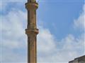 Stopy občianskej vojny pohľadáme aj na minarete, ktorý sa dvíha priamo nad starým prístavom v centre
