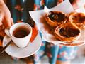 Ochutnáme aj pastéis de nata. Predávajú ich takmer v každom obchode, no my poznáme špičkovú pekáreň,