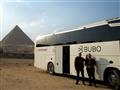 Ráno po výborných raňajkách nasadáme priamo pod pyramídami do nášho luxusného klimatizovaného autobu