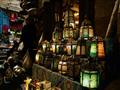 Khan el-Khalili - orientálny bazár, sa ako potretím Aladinovej lampy zmení na orientálnu vysvietenú 