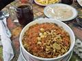Košari (koshari) – sýte egyptské jedlo z ryže, cestovín a šošovice s paradajkovou omáčkou, chrumkavo