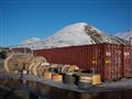 Potraviny, stavebný materiál, technika či ďalšie zásoby putujú na Svalbard loďami z nórskej pevniny.