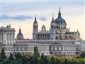 Katedrála Almudena s Kráľovským palácom tvoria panorámu hlavného mesta