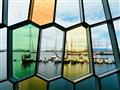 Výhľad na starý prístav z budovy Harpa v Reykjavíku. Z tohto prístavu vyplávame aj na pozorovanie ve