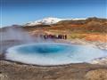 Prichádzame do geotermálnej oblasti. Síra v ovzduší a stúpajúca para prezrádzajú, že ostrov pod naši