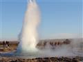 Strokkur - najznámejší islandský gejzír. Takéto divadlo si užijeme každých 6 až 8 minút, niekedy dok