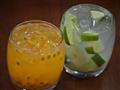Ochutnáme konečne našu prvú caipirinhu. Tento nápoj si ihneď obľúbite. Brazílsky destilát cachaça, ľ