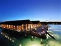 Lagoon reštaurácia leží medzi vodnými vilami. foto: Paradise Island Resort Maldives