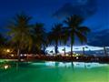 Večerná atmosféra pri bazéne s barom hneď vedľa. foto: Paradise Island Resort Maldives