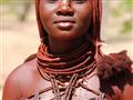 Himbské ženy sa natierajú okrou/hlinkou, ktorú si nechávajú dovážať až z Angolského pohraničia