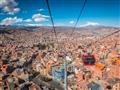 La Paz - mesto v údolí, v pozadí zasnežené 6 tisícové štíty. Nestačíme sa vynadívať a už teraz vieme
