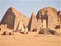 Pyramídy v Meroe sú najfantastickejším miestom dnešného Sudánu. Desiatky pyramíd a vy! foto: Tomáš K