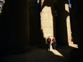 V stĺpovej sieni Karnaku stojí 134 stĺpov o výške 10-12 metrov. Sú široké štyri metre a sú celé pokr