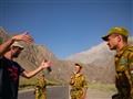 Náš sprievodca Alí diskutuje s tadžickými vojakmi na hranici foto: Ľuboš FELLNER – BUBO