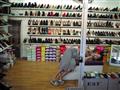 Momentka z predajne obuvi na trhu v Oši.
foto: Ľuboš FELLNER – BUBO