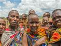 Masajské ženy pripravené obchodovať. Nikto neodolá a každý tu nejakú drobnosť kúpi. Aspoň ako podpor