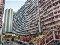 Úzke ulice a obrovské bytovky, to je Hong Kong mimo úplného centra. foto: Samuel Klč - BUBO