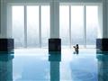 Večer si oddýchnite v krytom vyhrievanom hotelovom bazéne s pohľadom na vysvietený Pudong.foto: The 