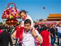 Navštívime najväčšie námestie sveta - Tian An Men s davmi turistov a obrovským obrazom Mao-Ce-Tunga.