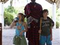 Deti s masajským bojovníkom. Daniel vpravo je dnes o meter vyšší, Sára študuje medicínu. Do Afriky B