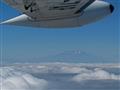 Odlietame na Zanzibar pozdĺž Kilimanjara. Za dobrého počasia a ideálneho letového kurzu uvidíme stre