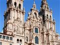 Katedrála sv.Jakuba je najkrajším miestom celého Santiaga. Nespustíte z nej oči, pretože ste stále n