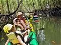 Rodinná expedícia na kajakoch do mangrového lesa. Foto: Tatiana Zelizňáková - BUBO
