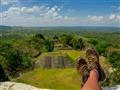 Stačí sa obzrieť a z vrchu pyramídy vidieť obe krajiny Belize aj Guatemala.  Terén je pomerne hornat