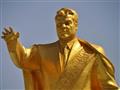 Zlaté sochy bývalého prezidenta Turkmenbašiho sú roztrúsené po celej krajine a aj my ich niekoľko z 
