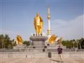 Zlatá socha Turkmenbašiho stojaca na vrchole Trojnožky sa kedysi otáčala za slnkom a patrila k najzn