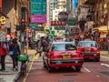 Koloniálne časy Hong Kongu nám dodnes pripomínajú taxíky a šoférovanie po ľavej strane. foto: Samuel