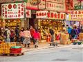 Navštívime rôzne trhoviská Hong Kongu - hračky, suveníry, domáce zvieratá, kvety, alebo vtáky, každý