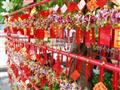 Podobne ako pred sto rokmi aj dnes, veriaci v Hong Kongu píšu svoje želania a priania na červené ští