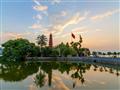 Najvýznamnejšia pagoda Hanoja na brehoch Západného jazera. Hlavný mních tohoto kláštora je poslancom