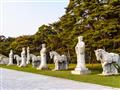 Sochy a skulptúry v parku okolo historickej hrobky dynastie Koreo, neďaleko bývalého hlavného mesta 