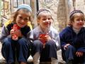 Židovské deti sa tomu prizerajú. Deti si navzájom rozumejú. foto: Ľuboš Fellner – BUBO
