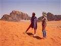 Slečny Sára a Viky na púštnej dune vo Wadi Rum po zosadnutí z tiav. foto: Ľuboš Fellner – BUBO