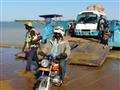 Náš autobusík na archaickom trajekte cez rieku Niger