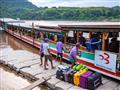 V Laose splavujeme rieku Mekong. Nosiči nám opäť naložia našu batožinu a my nasadáme na BUBO loď.