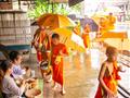 Každý malý chlapec sa v Laose stane mníchom a ráno ide v šafránovom rúchu s miskou v ruke po žobraní
